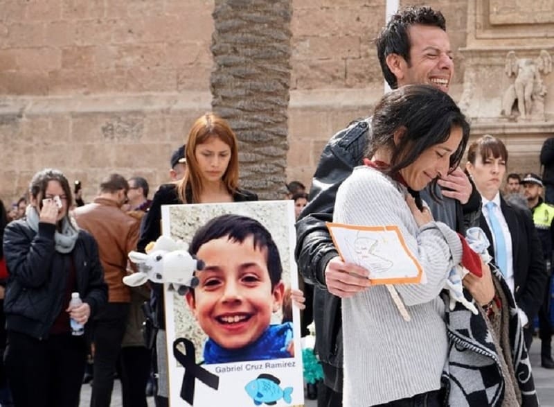 GRAF1079. ALMERÍA, 13/03/2018.- Los padres de Gabriel Cruz acompañan el féretro a la salida de la Catedral de Almería, donde esta mañana se ha celebrado el funeral por el pequeño de 8 años que murió estrangulado el mismo día de su desaparición, el 27 de febrero, un caso en el que ha sido detenida Ana Julia Quezada, la pareja del padre, que ha pasado la segunda noche en los calabozos de la Guardia Civil de Almería. EFE/ Carlos Barba