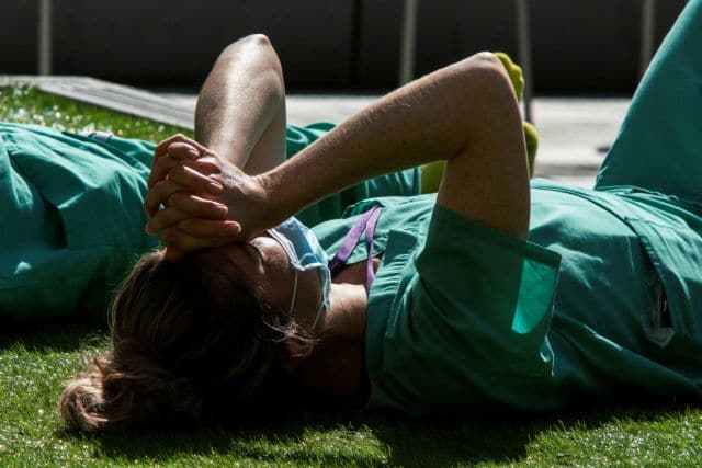 A health worker rests near the NYU Langone Hospital, during the outbreak of the coronavirus disease (COVID-19) in the Manhattan borough of New York City, New York, U.S., May 3, 2020. REUTERS/Eduardo Munoz