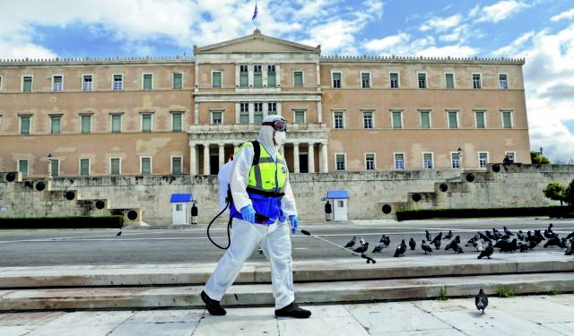 Municipal workers disinfect Syntagma square, in Athens, on March 24, 2020. Greece is on the second day of a strict nationwide lockdown seeking to halt the spread of the COVID-19 infection caused by novel coronavirus, with excursions from the home limited to attending work, buying food, visiting the doctor, walking the dog or going for a solitary jog. / Υπάλληλοι του Δήμου απολυμαίνουν την Πλατεία Συντάγματος κατα την διάρκεια της δεύτερης ημέρας επιβολής απαγόρευσης κυκλοφορίας, με εξαίρεση την έξοδο για και απο το χώρο εργασίας, αγορές τροφίμων, επίσκεψη σε γιατρό και φαρμακείο ή βόλτα κατοικίδιου και προσωπική άσκηση, Αθήνα, 24 Μαρτίου 2020.