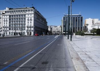 Daily city life, during the outbreak of the Novel Coronavirus (COVID-19) Pandemic, in Athens, Greece, on March 17, 2020. After the number of the infected population rose, Greece has taken additional measures against the spread of the COVID-19 virus closing down all cafes bars and restaurants, museums, archaeological sites, libraries and shopping malls./ Καθημερινότητα στην πόλη, στην περιόδο της Πανδημίας του Novel Coronavirus (COVID-19), στην Αθήνα, στις 17 Μαρτίου, 2020. Καθώς ο αριθμός του μολυσμένου πληθυσμού αυξήθηκε, η κυβέρνηση αποφάσισε να κλείσει κέντρα εστίασης, μουσεία, αρχαιολογικούς χώρους, βιβλιοθήκες και εμπορικά κέντρα σε μια προσπάθεια μείωσης της διάδοσης του Κορωνοϊού.