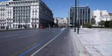 Daily city life, during the outbreak of the Novel Coronavirus (COVID-19) Pandemic, in Athens, Greece, on March 17, 2020. After the number of the infected population rose, Greece has taken additional measures against the spread of the COVID-19 virus closing down all cafes bars and restaurants, museums, archaeological sites, libraries and shopping malls./ Καθημερινότητα στην πόλη, στην περιόδο της Πανδημίας του Novel Coronavirus (COVID-19), στην Αθήνα, στις 17 Μαρτίου, 2020. Καθώς ο αριθμός του μολυσμένου πληθυσμού αυξήθηκε, η κυβέρνηση αποφάσισε να κλείσει κέντρα εστίασης, μουσεία, αρχαιολογικούς χώρους, βιβλιοθήκες και εμπορικά κέντρα σε μια προσπάθεια μείωσης της διάδοσης του Κορωνοϊού.