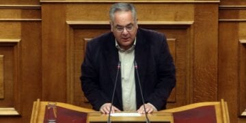 Ο βουλευτής του ΚΚΕ Κώστας Λαμπρούλης κατά την ομιλία του στην τελετή στη μνήμη του πρώην προέδρου της Βουλής Δημήτρη Σιούφα, στην Ολομέλεια της Βουλής, Τρίτη  16 Απριλίου 2019. ΑΠΕ-ΜΠΕ/ΑΠΕ-ΜΠΕ/Αλέξανδρος Μπελτές