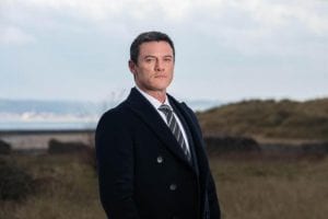 O Luke Evans στη σειρά της Cosmote tv