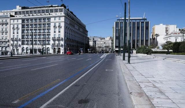 Daily city life, during the outbreak of the Novel Coronavirus (COVID-19) Pandemic, in Athens, Greece, on March 17, 2020. After the number of the infected population rose, Greece has taken additional measures against the spread of the COVID-19 virus closing down all cafes bars and restaurants, museums, archaeological sites, libraries and shopping malls./ Καθημερινότητα στην πόλη, στην περιόδο της Πανδημίας του Novel Coronavirus (COVID-19), στην Αθήνα, στις 17 Μαρτίου, 2020. Καθώς ο αριθμός του μολυσμένου πληθυσμού αυξήθηκε, η κυβέρνηση αποφάσισε να κλείσει κέντρα εστίασης, μουσεία, αρχαιολογικούς χώρους, βιβλιοθήκες και εμπορικά κέντρα σε μια προσπάθεια μείωσης της διάδοσης του Κορωνοϊού.