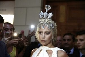 Η κορόνα που έχει φορέσει η lady gaga, από τα χέρια του περικλή από το Survivor