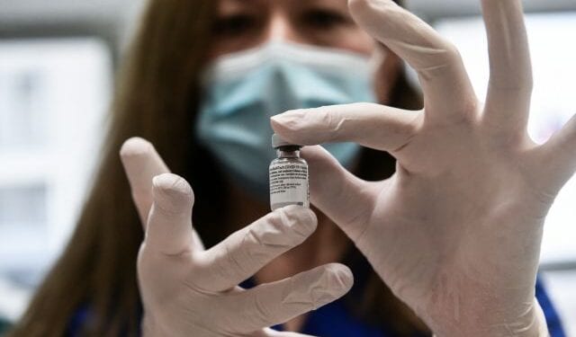 The president of the Movement for Change (KINAL) Fofi Gennimata, receives the Pfizer-BioNTech COVID-19 vaccine, against the coronavirus disease (COVID-19), at Evangelismos Hospital in Athens, Greece on January 4, 2021 / Η πρόεδρος του Κινήματος Αλλαγής Φώφη Γεννηματά λαμβάνει το εμβόλιο των εταιριών Pfizer-BioNTech, για την ασθένεια του νέου κορωνοϊού (COVID-19) στο νοσοκομείο «Ευαγγελισμός», Αθήνα, 4 Ιανουαρίου, 2021