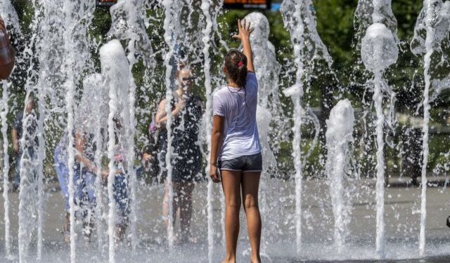 epa06918800 A girl cools herself with the water of a fountain in Budapest, Hungary, 30 July 2018, as the highest daytime temperature may reach 35 centigrades in most parts of the country, and the highest degree heat alert has been issued by the Hungarian health authority.  EPA/Zsolt Szigetvary HUNGARY OUT