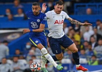 Chelsea's Moroccan midfielder Hakim Ziyech (L) vies with Tottenham Hotspur's Danish midfielder Pierre-Emile Hojbjerg (R) during the pre-season friendly football match between Chelsea and Tottenham Hotspur at Stamford Bridge in London on August 4, 2021. - RESTRICTED TO EDITORIAL USE. No use with unauthorized audio, video, data, fixture lists, club/league logos or 'live' services. Online in-match use limited to 75 images, no video emulation. No use in betting, games or single club/league/player publications. (Photo by Glyn KIRK / AFP) / RESTRICTED TO EDITORIAL USE. No use with unauthorized audio, video, data, fixture lists, club/league logos or 'live' services. Online in-match use limited to 75 images, no video emulation. No use in betting, games or single club/league/player publications. / RESTRICTED TO EDITORIAL USE. No use with unauthorized audio, video, data, fixture lists, club/league logos or 'live' services. Online in-match use limited to 75 images, no video emulation. No use in betting, games or single club/league/player publications. (Photo by GLYN KIRK/AFP via Getty Images)