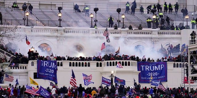 Διαδηλωτές, πιστοί στον τότε πρόεδρο Ντόναλντ Τραμπ, εισέβαλαν στο Καπιτώλιο των ΗΠΑ στην Ουάσιγκτον, DC, στις 6 Ιανουαρίου 2021