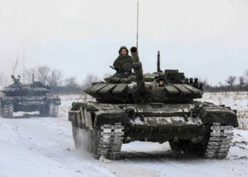 Russian servicemen drive tanks during military exercises in the Leningrad Region, Russia, in this handout picture released February 14, 2022. Russian Defence Ministry/Handout via REUTERS ATTENTION EDITORS - THIS IMAGE HAS BEEN SUPPLIED BY A THIRD PARTY. MANDATORY CREDIT. NO RESALES. NO ARCHIVES.