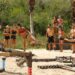 Οι παίκτες κοιτούν τα στατιστικά στο Survivor