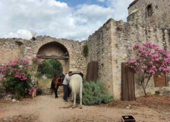 Μάγισσα Γυρίσματα ΑΝΤ1 Μάνη Σκηνικά τείχη